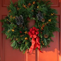 christmas pine wreath on red door - garden decoration stock pictures, royalty-free photos & images