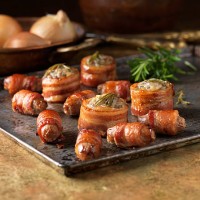 christmas snack of premium garnish selection. roast stuffed bacon rolls with rosemary, onions and pigs in blankets - food stock pictures, royalty-free photos & images
