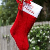 christmas stocking hanging on clothesline, outdoors - garden decoration stockfoto's en -beelden
