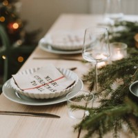 christmas table place setting prepared for dinner party - home decoration stockfoto's en -beelden