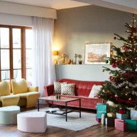 christmas tree and furniture in living room - home decoration stockfoto's en -beelden