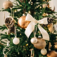 christmas tree with many different decorations and festive garland. new year celebration concept. beautiful backdrop for your design - home decoration stock pictures, royalty-free photos & images