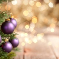 christmas tree with purple baubles and gold lights background - home decoration stock pictures, royalty-free photos & images