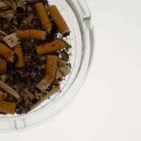 cigarette butts in ashtray - junk food stock-fotos und bilder