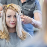 client de salon de cheveux des femmes reçoit la nouvelle coupe de cheveux - hairstyle photos et images de collection