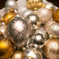 close-up of festive silver and gold christmas baubles in a bowl - home decoration stockfoto's en -beelden