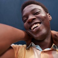 close-up portrait of happy young man - hairstyle stockfoto's en -beelden