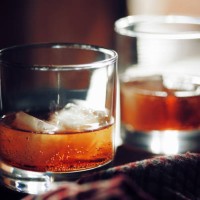 close-up view of the glass of wishky - junk food stock-fotos und bilder