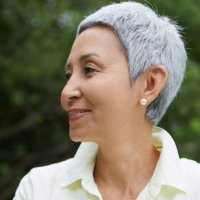 close up headshot portrait of mature asian woman - hairstyle stockfoto's en -beelden