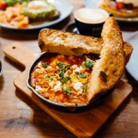 close up of shakshuka served in cooking pan on the table in cafe - food stockfoto's en -beelden