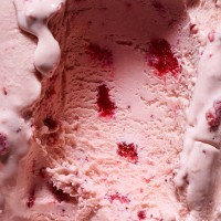 close up of strawberry ice cream - food photos et images de collection