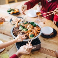 close up of three generations of joyful asian family celebrating chinese new year and enjoying scrumptious traditional chinese poon choi on reunion dinner - food stock pictures, royalty-free photos & images
