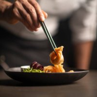 closeup of male chef in restaurant decorates the meal - food stock pictures, royalty-free photos & images