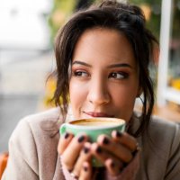 coffee aromas envelop a relaxing customer - coffee stockfoto's en -beelden