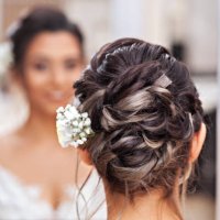 coiffure d’une mariée. prêt pour le plus beau jour de sa vie. - hairstyle photos et images de collection