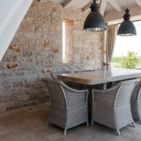 coin salon couvert dans l’arrière-cour d’une villa en pierre en istrie - garden decoration photos et images de collection