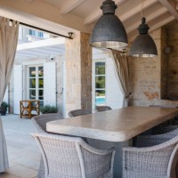 coin salon dans l’arrière-cour d’une belle villa en pierre en istrie - garden decoration photos et images de collection