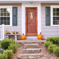 colonial home decorated for fall. - home decoration stock pictures, royalty-free photos & images