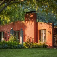 colonial style country house - garden decoration stockfoto's en -beelden