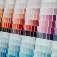 color swatches on wall in hardware store - home decoration stockfoto's en -beelden