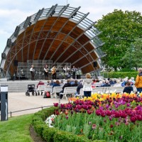 concert shell in the baltic seaside resort heringsdorf on the island of usedom - concert stockfoto's en -beelden