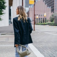 confident woman walking in urban street with handbag - fashion stock pictures, royalty-free photos & images