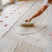 construction worker spreading the thin-set - home decoration stock pictures, royalty-free photos & images