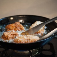 cooking fried chicken - food photos et images de collection