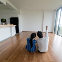 couple at their new home - home decoration stock pictures, royalty-free photos & images