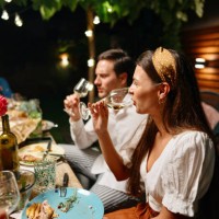 couple buvant du vin pendant le dîner - garden decoration photos et images de collection