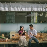 couple chinois asiatique profitant du temps de liaison des desserts sur la terrasse dans un restaurant de design extérieur de style japonais ensemble le matin du week-end - garden decoration photos et images de collection