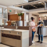 couple choosing a kitchen designs - home decoration stockfoto's en -beelden