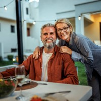 couple d’âge mûr posant pour une photo pendant le dîner fête dans la cour arrière - garden decoration photos et images de collection