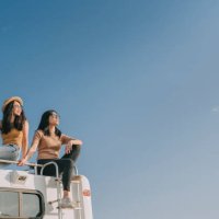 couple de lesbiennes chinoises asiatiques profitant d’une vue panoramique sur le toit d’un camping-car en plein air pendant la matinée du week-end - travel photos et images de collection