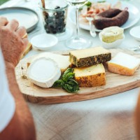couple de personnes âgées ayant de la nourriture et des boissons assis à l’extérieur dans leur jardin - garden decoration photos et images de collection