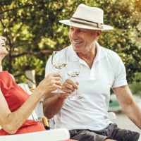 couple de personnes âgées portant un toast avec du vin et célébrant leur anniversaire - garden decoration photos et images de collection