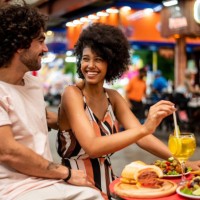 couple de touristes au marché - travel photos et images de collection