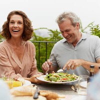 couple enjoying outdoor lunch with friends - food stock pictures, royalty-free photos & images