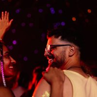 couple having fun at a music festival - concert stock pictures, royalty-free photos & images