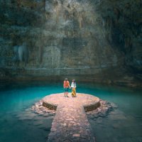 couple holding hands exploring a cenote in yucatan peninsula, mexico - travel photos et images de collection
