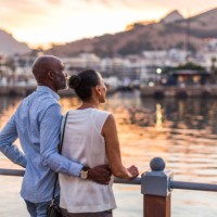 couple looking at sunset at cape town waterfront - travel stock-fotos und bilder
