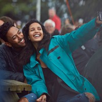 couple making selfie at festival - concert stockfoto's en -beelden