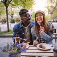 couple on date at outside coffee shop - food stockfoto's en -beelden