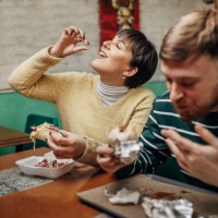 couple on lunch together - junk food stock pictures, royalty-free photos & images