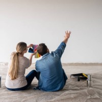 couple peignant leur maison et décidant d’une couleur pour leur mur - home decoration photos et images de collection