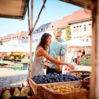 couple shop at outdoor summer fruit market - food stock pictures, royalty-free photos & images