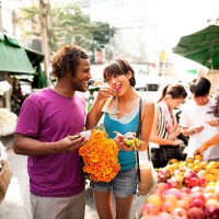 couple shopping in outdoor market, bangkok, bangkok, thailand - food stock pictures, royalty-free photos & images