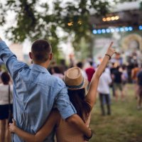 couple toasting on a music festival - concert stock pictures, royalty-free photos & images