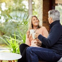 couples aînés ayant le café dans l’arrière-cour - garden decoration photos et images de collection