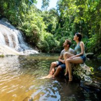 couples de randonneurs regardant une belle cascade - travel photos et images de collection